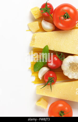 Parmigiano fresco, verdure guarnire e spaghetti su sfondo bianco Foto Stock