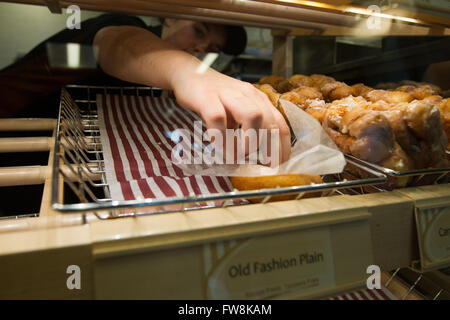 Tim Hortons ciambelle al Tim Hortons coffee shop in Napanee, Ont., sabato 6 febbraio 2016. Foto Stock