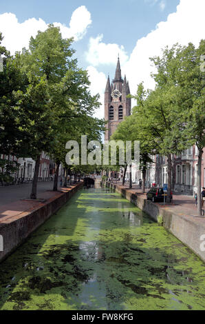 La torre della Oude Kerk (Vecchia chiesa) visto lungo un canale di Delft, South Holland, Paesi Bassi. Foto Stock