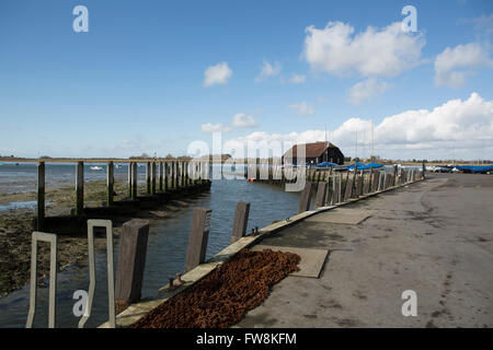 Porto che serve il club yacht a Bosham West Sussex. Angolo creativo del molo principale e della strada che serve il villaggio. Foto Stock