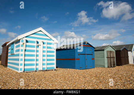 Riga della pittoresca spiaggia di capanne sul lungomare a Hayling Island. Bella giornata con cielo blu e nuvole soffici Foto Stock