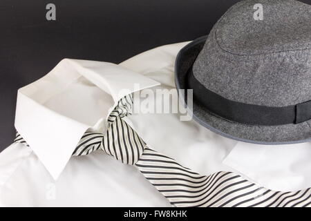 Black Hat, bianco cravatta e camicia stipped Foto Stock