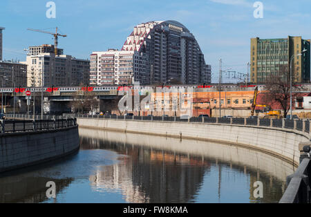 Mosca - Fiume Yauza passando il treno e la nuova architettura Foto Stock