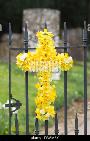 Daffodil croce sulla porta di una chiesa in Inghilterra Foto Stock