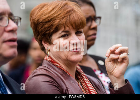 New York, NY - circa 200 Pro Scelta degli avvocati raccolse in Columbus Circle, al di fuori di Trump Hotel and Towers in risposta al candidato presidenziale repubblicano il commento che le donne che vanno "illegale" aborti deve essere punito. Ex città Consiglio altoparlante e ex mayoral candidat Christine Quinn è stato tra gli oratori. ©Stacy Rosenstock Walsh Foto Stock