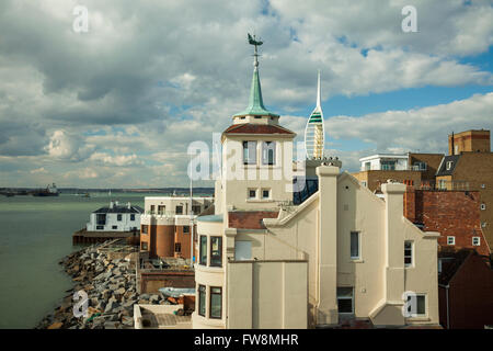 Casa torre in ingresso al porto di Portsmouth, Hampshire, Inghilterra. Foto Stock