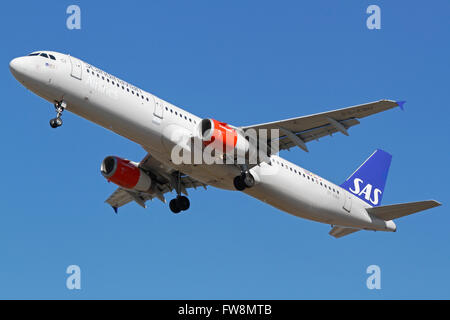 SAS Scandinavian Airlines, Airbus A321, OY-KBH, volo SK1421 da Stoccolma sull approccio finale e go-intorno a Cph, Copenaghen Foto Stock