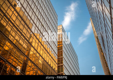 Golden edificio per uffici a Hong Kong, cercando tra Foto Stock