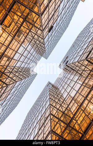 Golden edificio per uffici a Hong Kong, cercando tra Foto Stock