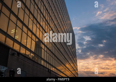 Golden edificio per uffici a Hong Kong, cercando tra Foto Stock