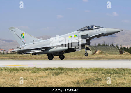 Un Royal Air Force multi-ruolo Typhoon FGR4 decollare da Konya Air Base durante l'esercizio internazionale anatolica Eagle 2014- Foto Stock