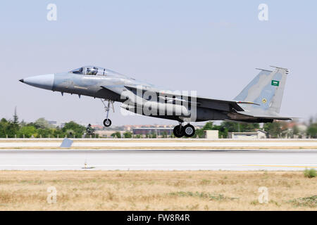 Un Royal Saudi Air Force F-15C Eagle frequentando l'esercizio internazionale anatolica Eagle 2013-2 a Konya, Turchia. Foto Stock