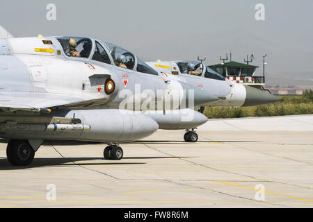 Coppia di Qatar Emiri Air Force Mirage 2000-5EDA/5DDA frequentando l'esercizio internazionale anatolica Eagle 2014-2 a Konya, Turchia Foto Stock