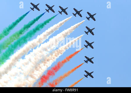 Forza Aerea Italiana aerobatic team Frecce Tricolori eseguendo a Izmir Air Show in Turchia durante il centesimo anniversario del tu Foto Stock