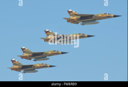 Marocchina Royal Air Force Mirage F1 aerei che volano a Marrakech Air Show in Marocco. Foto Stock
