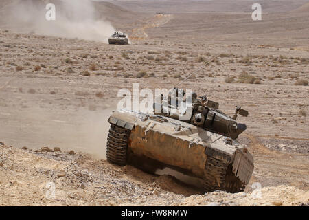 Un Merkava III battaglia principale serbatoio nel deserto del Negev, Israele. Foto Stock