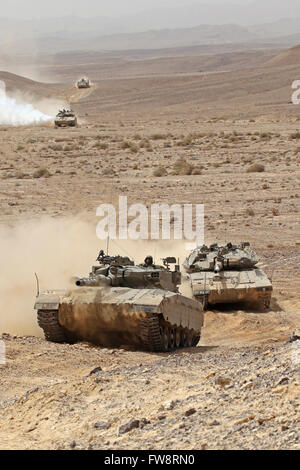 Merkava III principali di carri armati nel deserto del Negev, Israele. Foto Stock