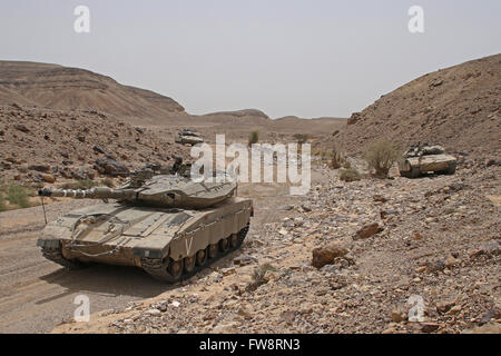 Merkava III principali di carri armati nel deserto del Negev, Israele. Foto Stock