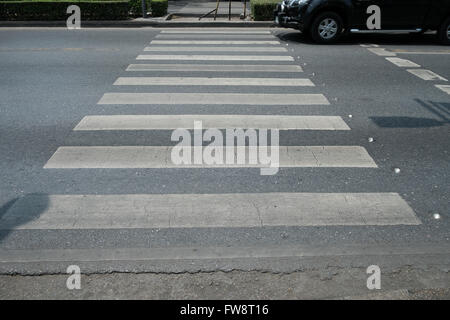 Crosswalk attraverso strada vecchia in Thailandia - (messa a fuoco selettiva) Foto Stock