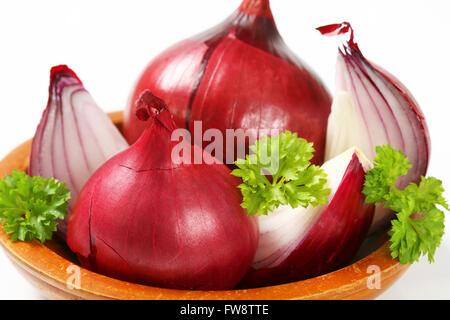 Close up di intere e cipolla rossa affettata Foto Stock