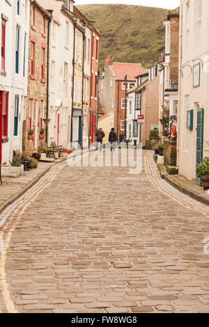 Una vista delle vecchie strade di ciottoli di Staithes, un pittoresco villaggio di pescatori nel North Yorkshire sulla costa orientale dell'Inghilterra,UK Foto Stock