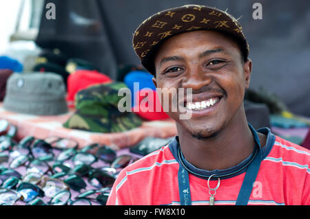 Porttrait del venditore ambulante, principale North Road 1 Road, East CBD, Maseru Lesotho Foto Stock