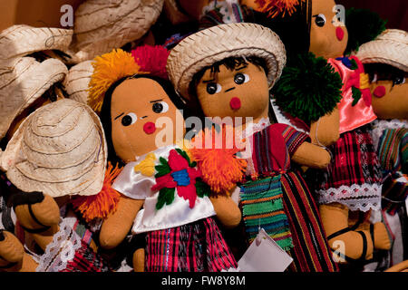 Nativi americani bambole indiane al negozio di giocattoli - USA Foto Stock