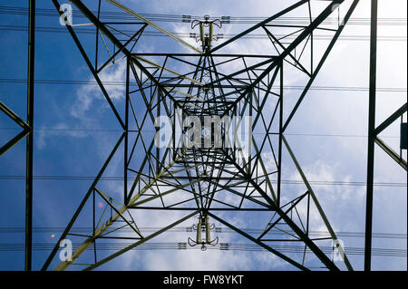 Alimentazione di energia elettrica o di linee che attraversano la campagna sui tralicci. Utilizzati per il trasporto di energia di tutto il paese e noto nel Regno Unito come il NAtional Gridf elctricity suppied è attraverso questi elevata tensione dei fili. Foto Stock