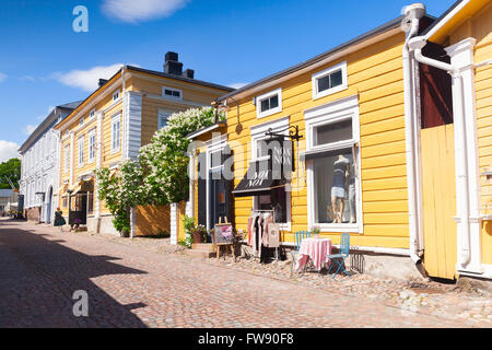 Porvoo, Finlandia - 12 Giugno 2015: Street View di storica città finlandese di Porvoo con piccoli negozi nei tradizionali vecchie case in legno Foto Stock