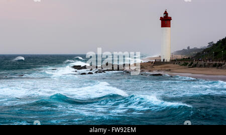 Tramonto sulla spiaggia vicino al faro di Umhlanga Rocks, a nord di Durban nel KwaZulu Natal, Sud Africa. Foto Stock