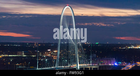 Margaret Hunt Hill Bridge al tramonto, il Parco della Vittoria, Dallas, Texas, Stati Uniti d'America Foto Stock