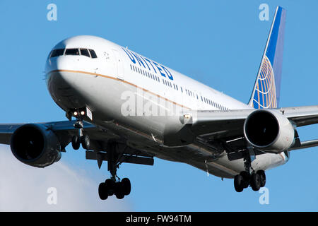 United Airlines Boeing 767-300 approcci pista 27L all'aeroporto di Londra Heathrow. Foto Stock