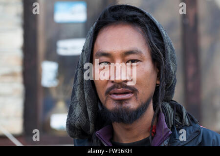 Un ritratto di un misterioso uomo Nepalese fotografato vicino a Annapurna in montagna Foto Stock