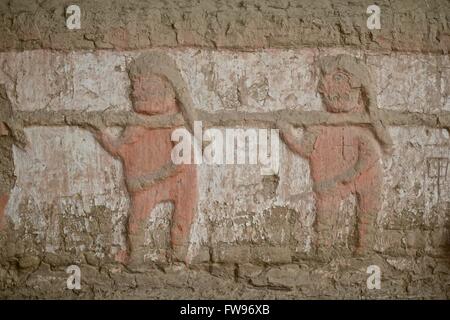 Huaca de la Luna ("Tempio/Santuario della Luna") è una grande adobe struttura in mattoni costruito principalmente dal popolo Moche del nord per Foto Stock