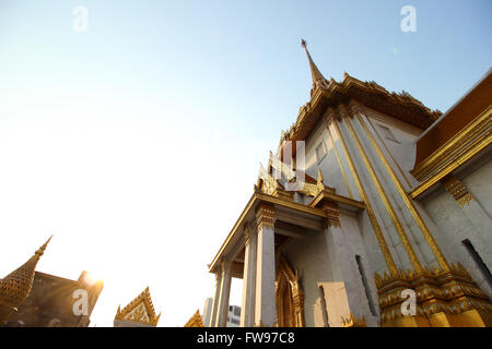 Guardando il maestoso Wat Traimit, Bangkok, Thailandia Foto Stock