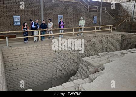 Huaca de la Luna ("Tempio/Santuario della Luna") è una grande adobe struttura in mattoni costruito principalmente dal popolo Moche del nord per Foto Stock