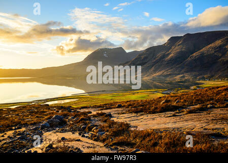 Vista sopra la testa del Loch Torridon Highland scozzesi con pendenze inferiori di Liathach sulla destra e Beinn Alligin ulteriormente indietro Foto Stock