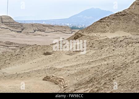 Huaca de la Luna ("Tempio/Santuario della Luna") è una grande adobe struttura in mattoni costruito principalmente dal popolo Moche del nord per Foto Stock