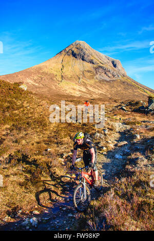 Gli amanti della mountain bike sul sentiero da Camasunary a Sligachan Isola di Skye in Scozia con Marsco dietro. Foto Stock