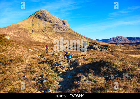 Gli amanti della mountain bike sul sentiero da Camasunary a Sligachan Isola di Skye in Scozia con Marsco dietro. Foto Stock