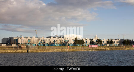 BBC Wales edifici da una distanza in, Roath Lock, la Baia di Cardiff, Cardiff Wales, Regno Unito Foto Stock