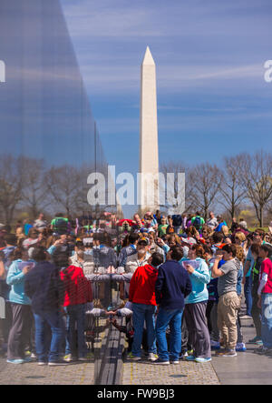 WASHINGTON, DC, Stati Uniti d'America - folla si raduna in Vietnam War Memorial e il Monumento a Washington. Foto Stock