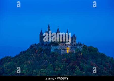 Vista dalla Zeller Horn lookout point, Hohenzollern Castello al tramonto, nei pressi di Hechingen, Zollernalbkreis, Baden-Württemberg, Germania Foto Stock