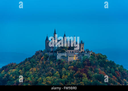 Vista dalla Zeller Horn lookout point, Hohenzollern Castello al tramonto, nei pressi di Hechingen, Zollernalbkreis, Baden-Württemberg, Germania Foto Stock