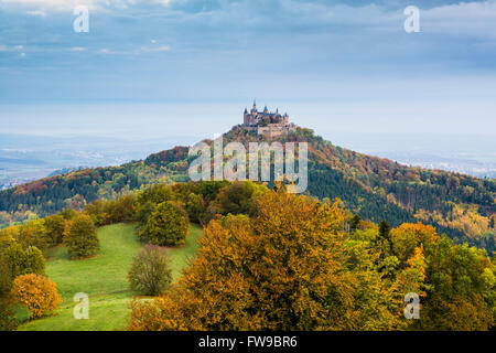 Vista dalla Zeller Horn lookout point, Hohenzollern Castello in autunno, nei pressi di Hechingen, Zollernalbkreis, Baden-Württemberg, Germania Foto Stock