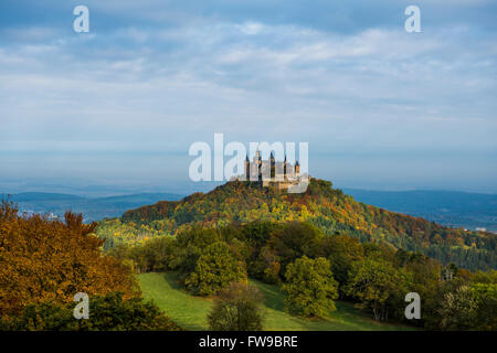Vista dalla Zeller Horn lookout point, con Hohenzollern Castello in autunno, in Hechingen, Zollernalbkreis, Baden-Württemberg Foto Stock