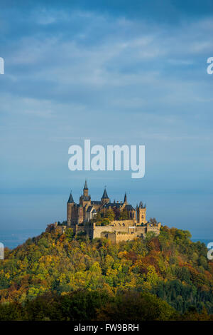 Vista dalla Zeller Horn lookout point, Burg Hohenzollern, in Hechingen, Zollernalbkreis, Baden-Württemberg, Germania Foto Stock