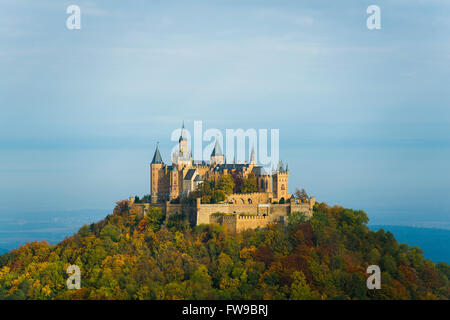 Vista dalla Zeller Horn lookout point, Burg Hohenzollern, in Hechingen, Zollernalbkreis, Baden-Württemberg, Germania Foto Stock