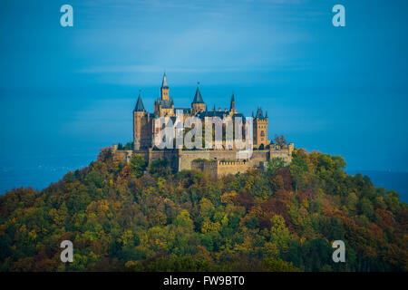 Vista dalla Zeller Horn lookout point, Burg Hohenzollern, in Hechingen, Zollernalbkreis, Baden-Württemberg, Germania Foto Stock