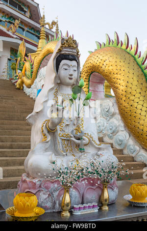 Guan Yin statua all'ingresso al Wat Huay Pla Kang tempio Kuan Yin, provincia di Chiang Rai, Thailandia del Nord della Thailandia Foto Stock